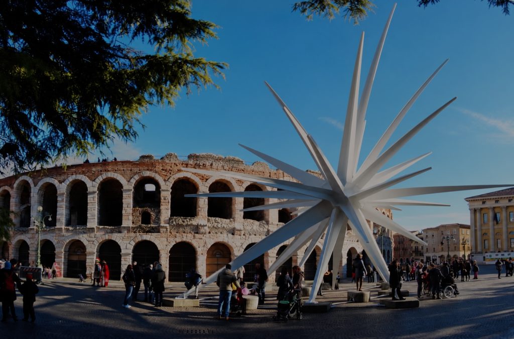 Arena-di-Verona-e-stella-scultorea-in-piazza