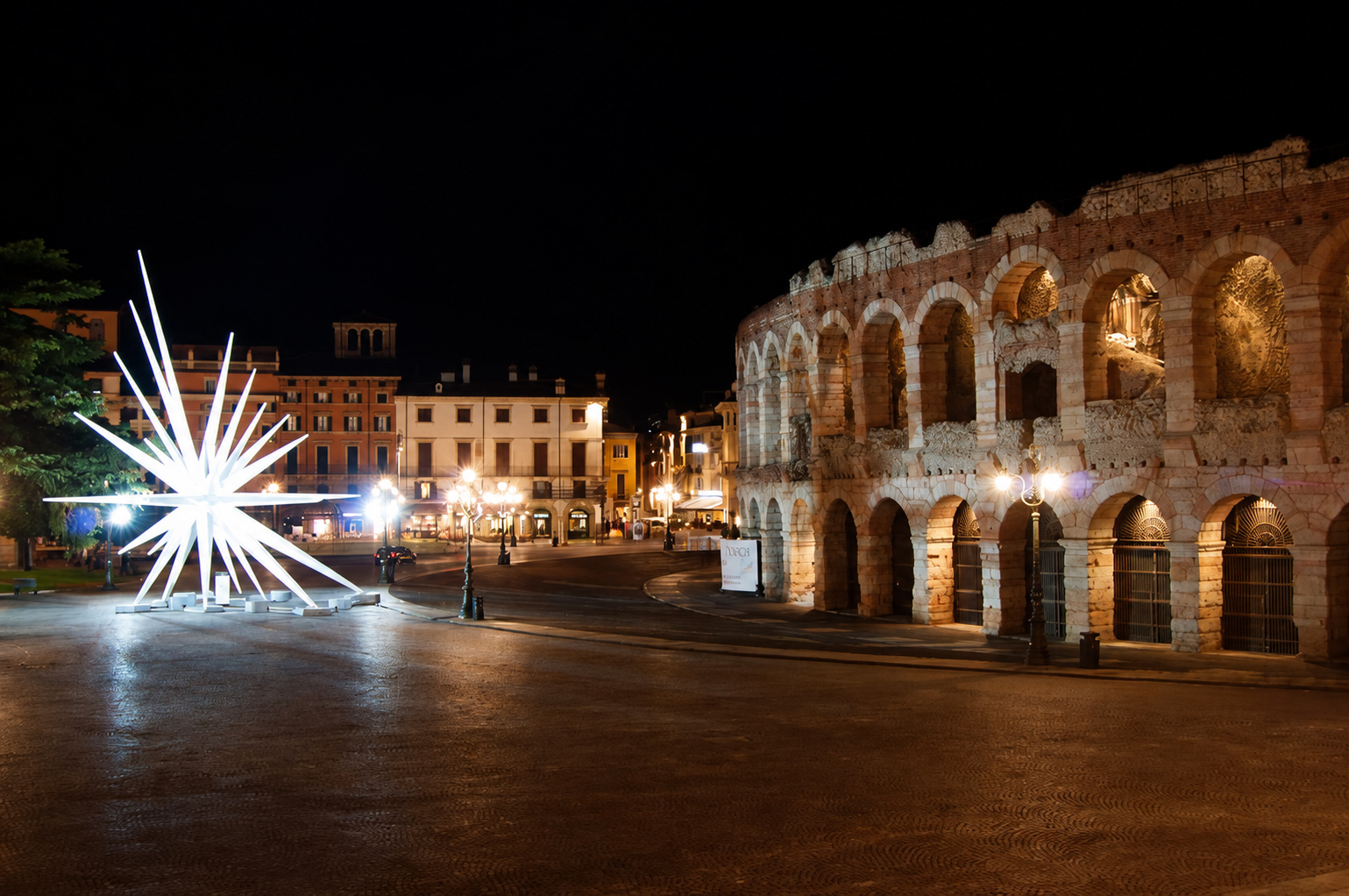 rassegna-internazionale-presepi-verona-Piazza-notturna-con-Arena-e-stella-luminosa